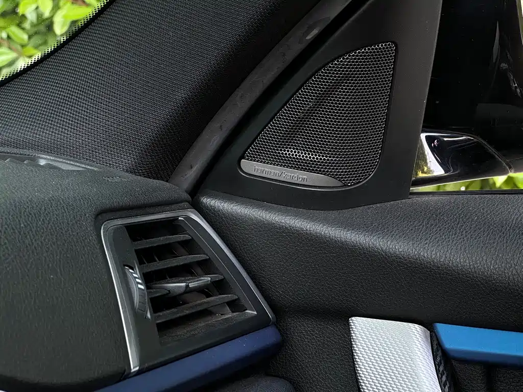 BMW 3 Series 2019 — фото 11