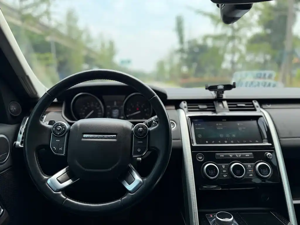 Land Rover Discovery 2018 — фото 11