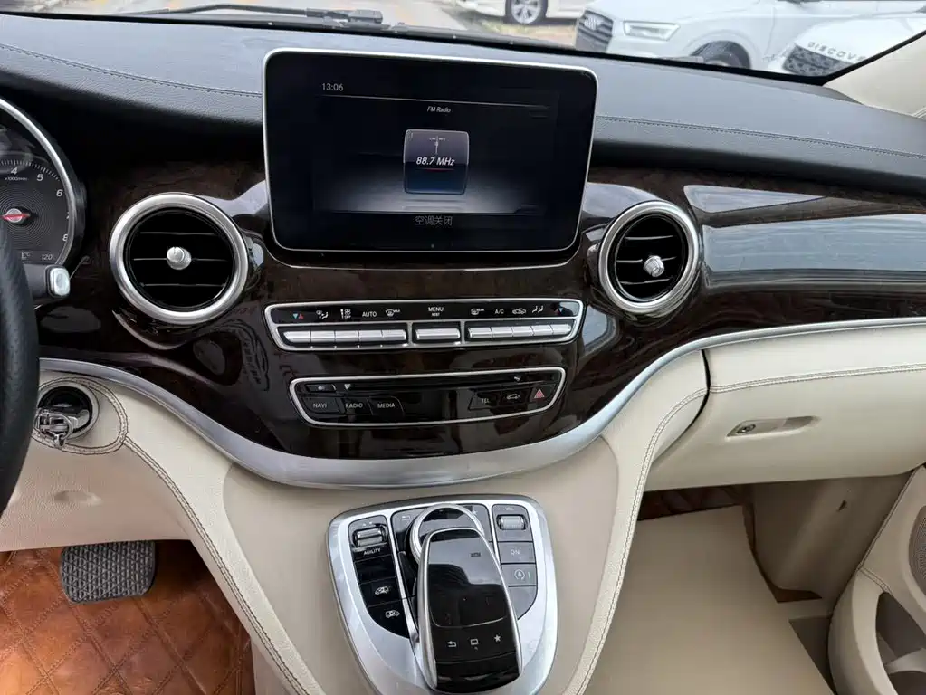 Mercedes-Benz V-Class 2017 — фото 10