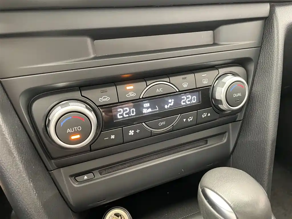 Mazda 3 Axela 2018 — фото 10