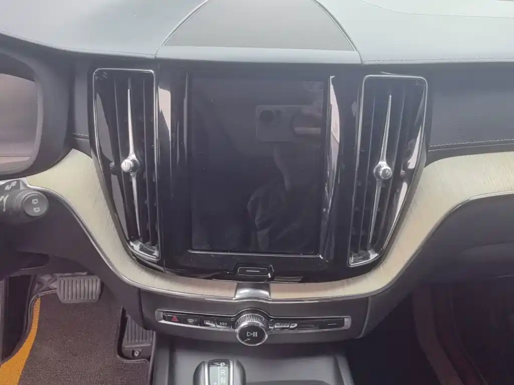 Volvo XC60 2020 — фото 13