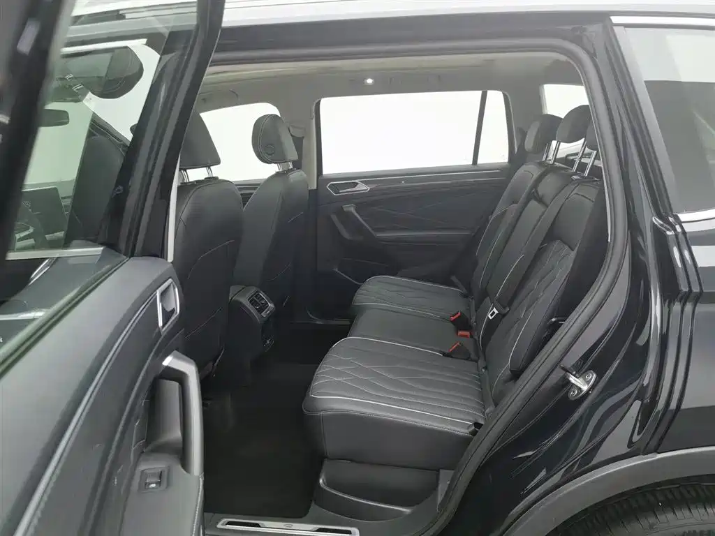Volkswagen Tiguan L 2023 — фото 15
