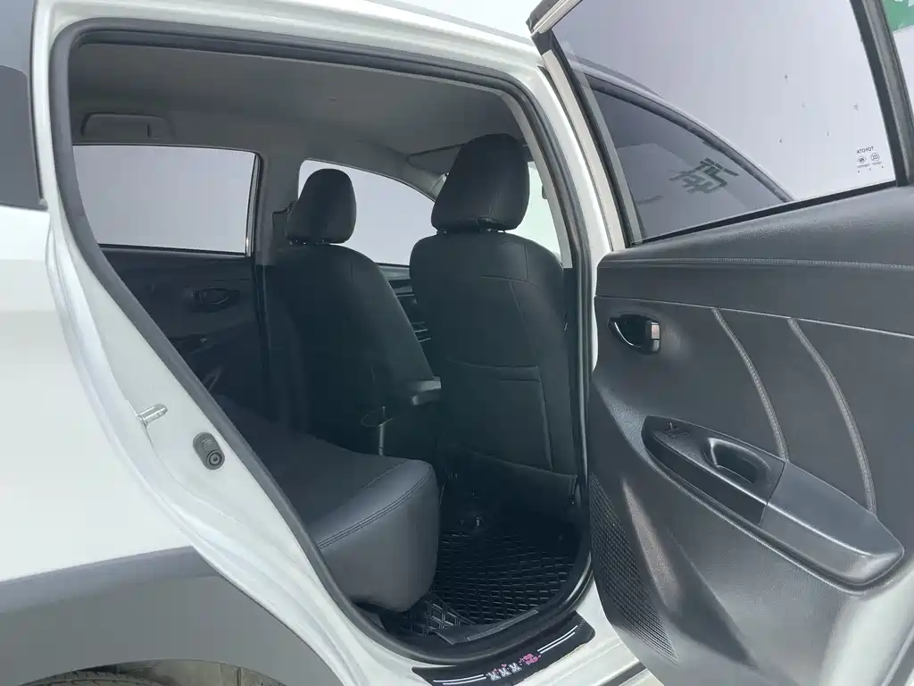 Toyota Yaris L 2023 — фото 24