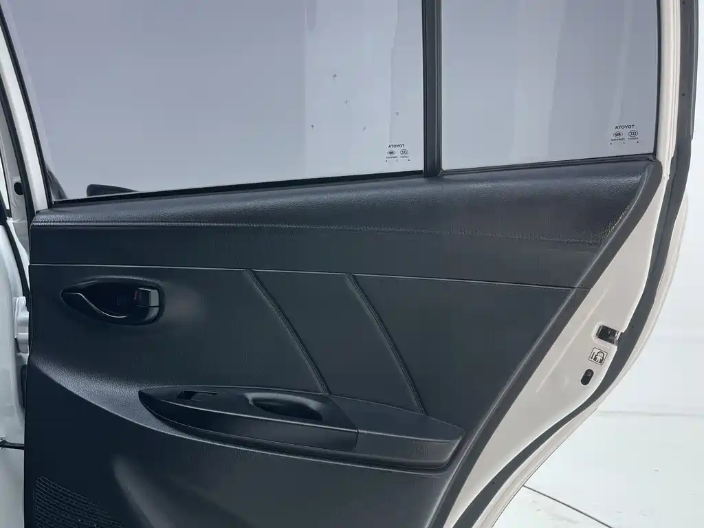 Toyota Yaris L 2023 — фото 26