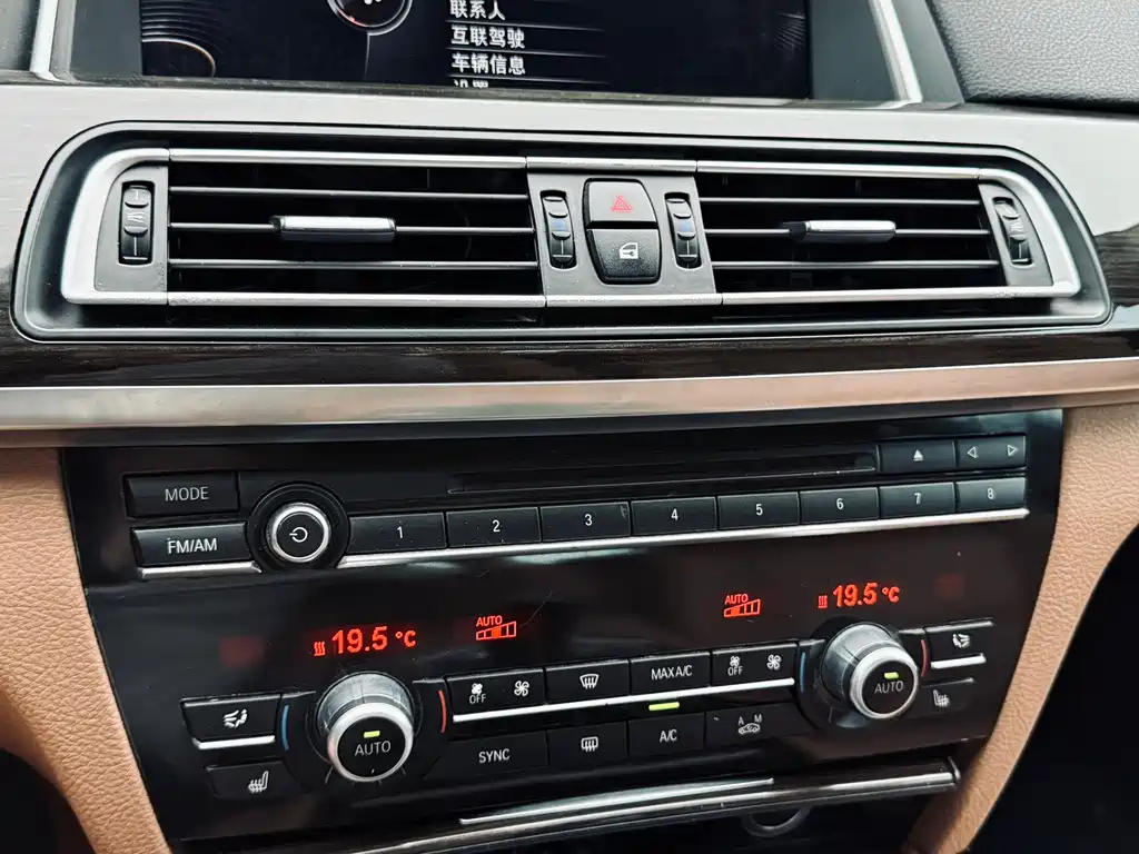BMW 7 Series 2015 — фото 38