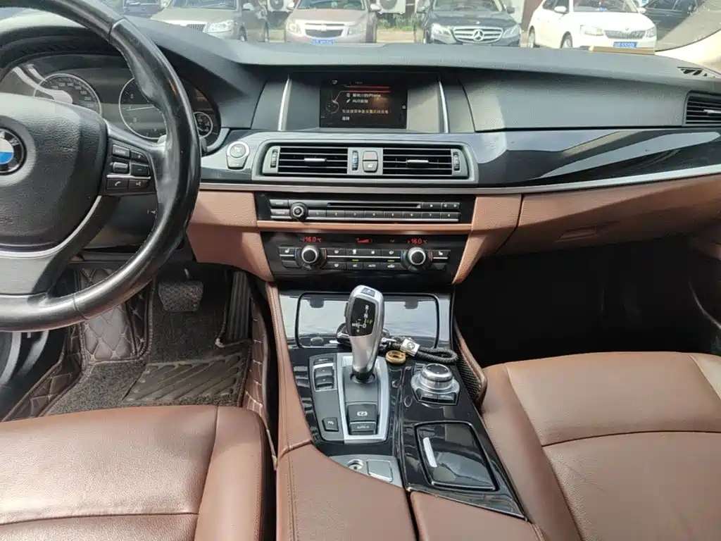 BMW 5 Series 2017 — фото 13