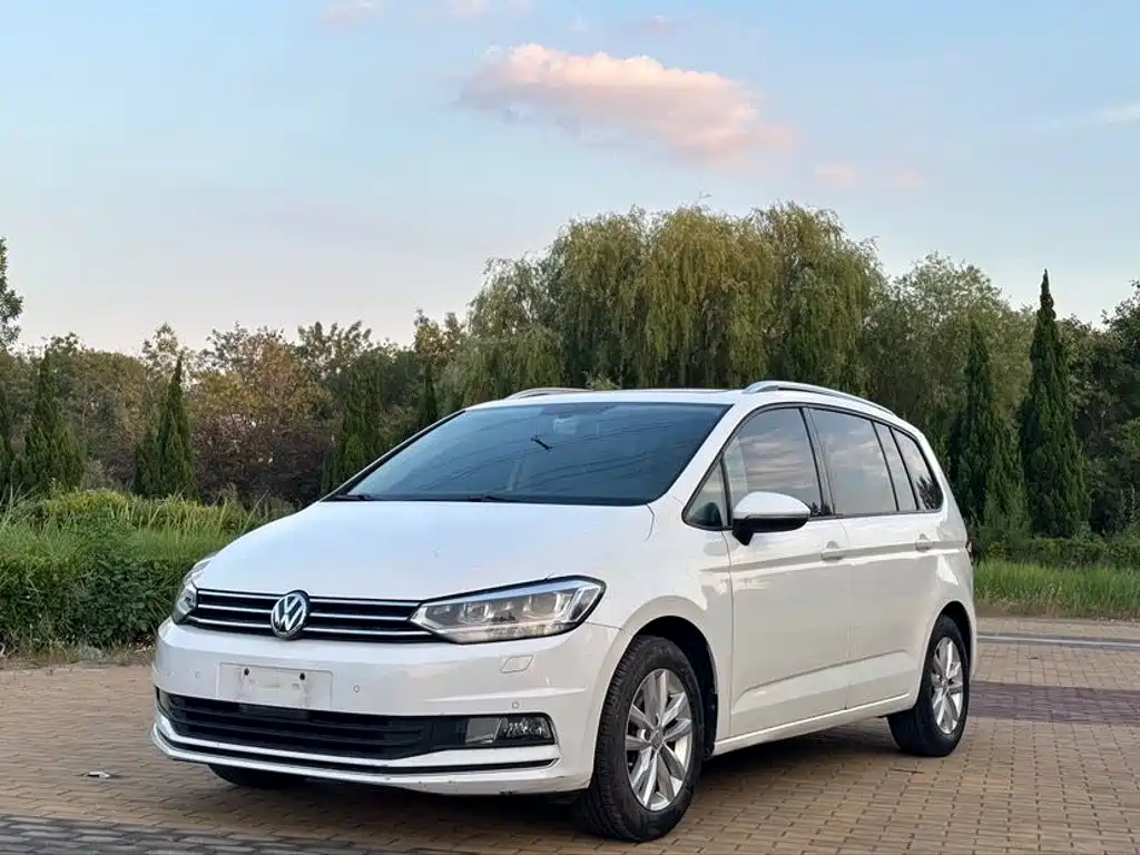 Volkswagen Touran 2017 — фото 1