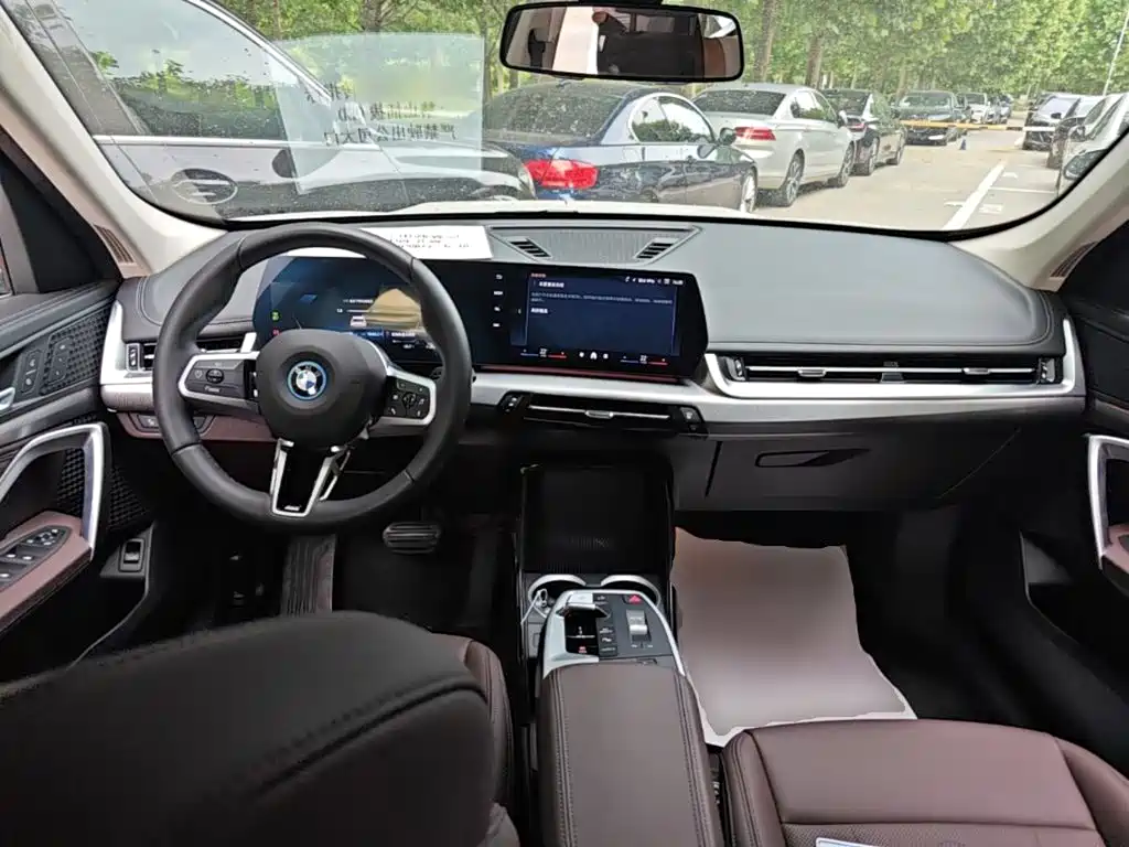 BMW iX1 2025 — фото 16