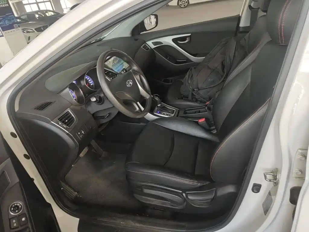 Hyundai Elantra Langdong 2018 — фото 15
