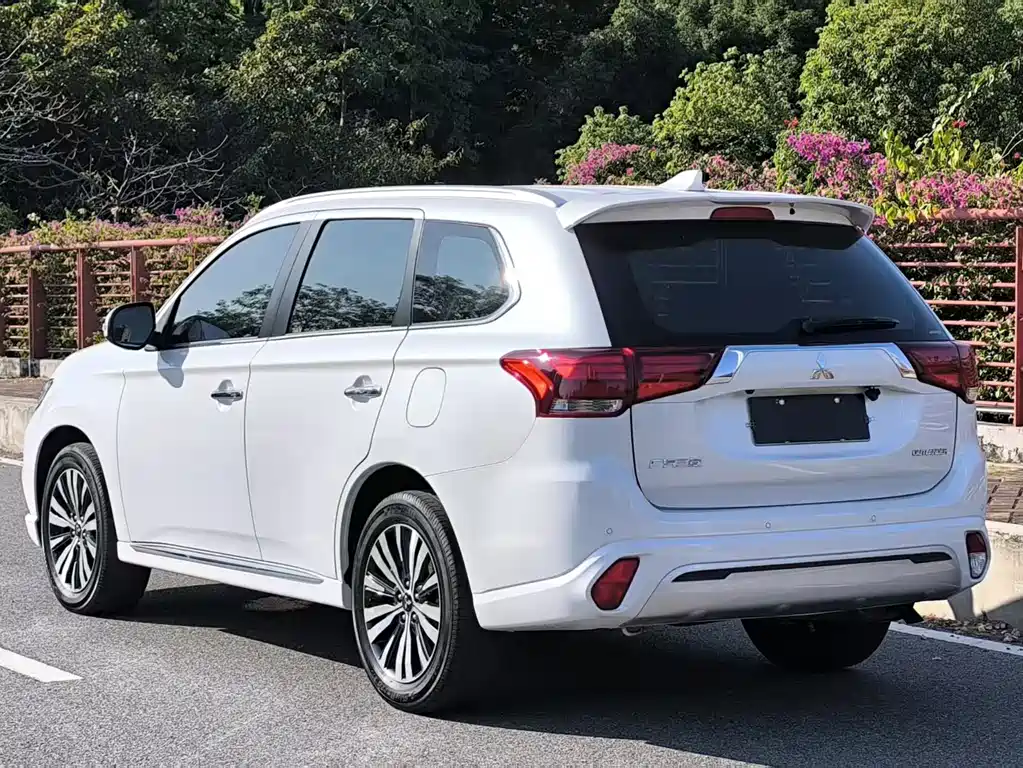 Mitsubishi Outlander 2021 — фото 4