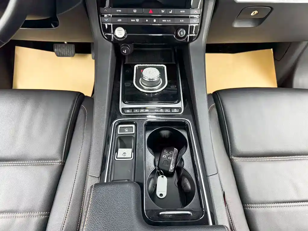 Jaguar F-PACE 2018 — фото 12