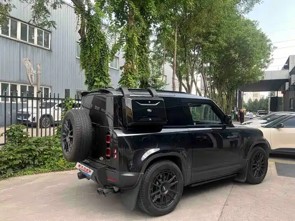 Land Rover Defender 2024