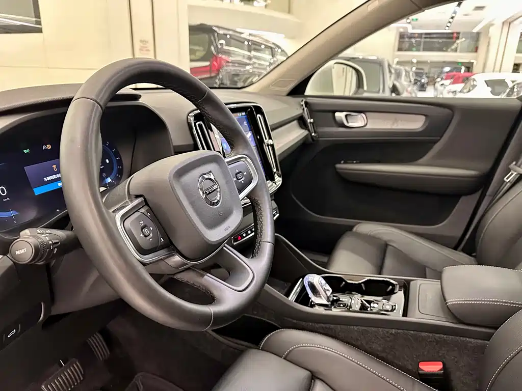 Volvo XC40 2024 — фото 10