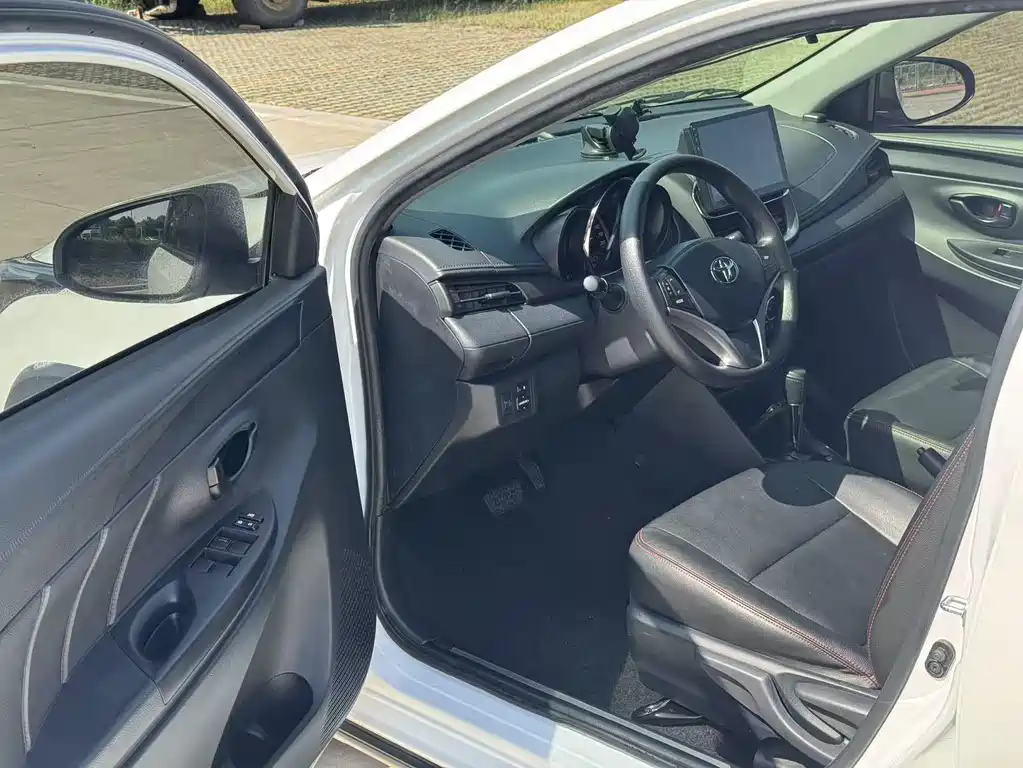 Toyota Yaris L 2022 — фото 10