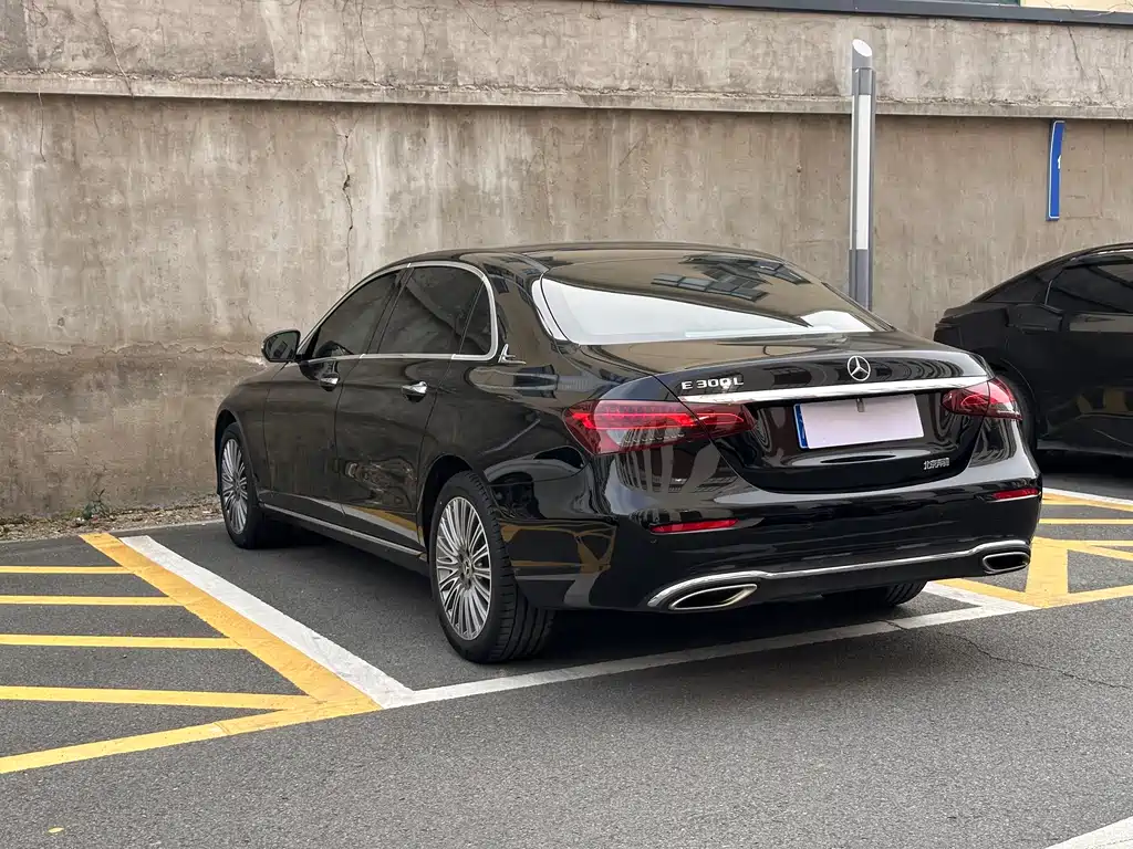 Mercedes-Benz E-Class 2023 — фото 15