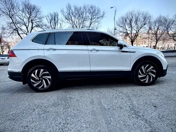 Volkswagen Tiguan L 2023