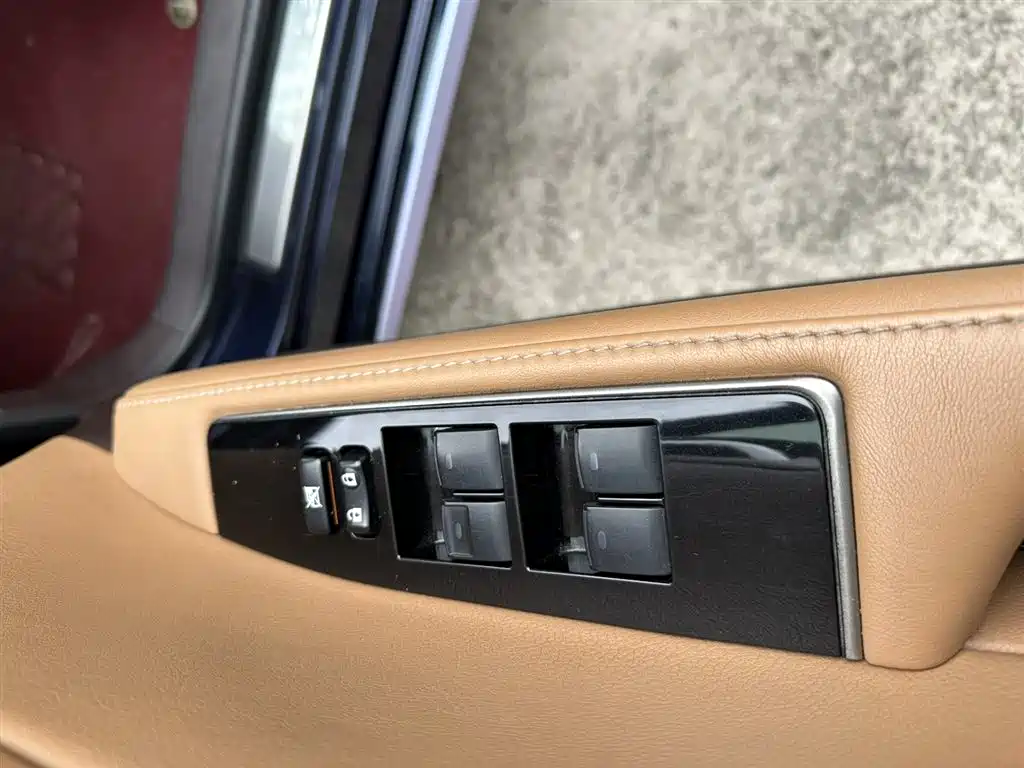 Lexus ES 2017 — фото 11
