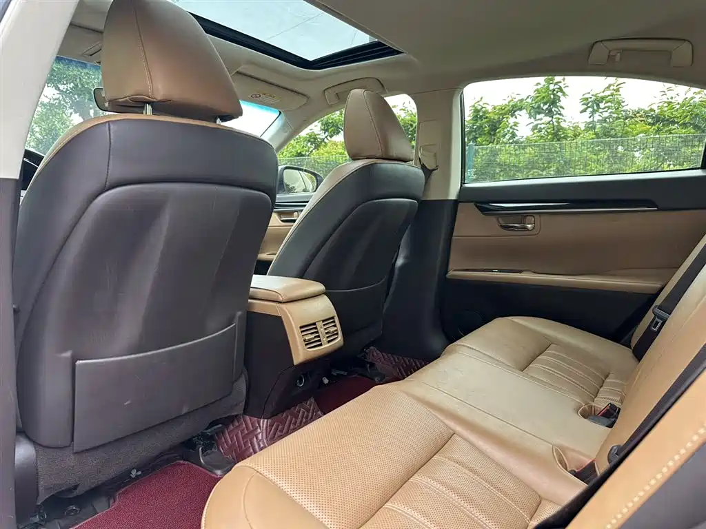 Lexus ES 2017 — фото 14