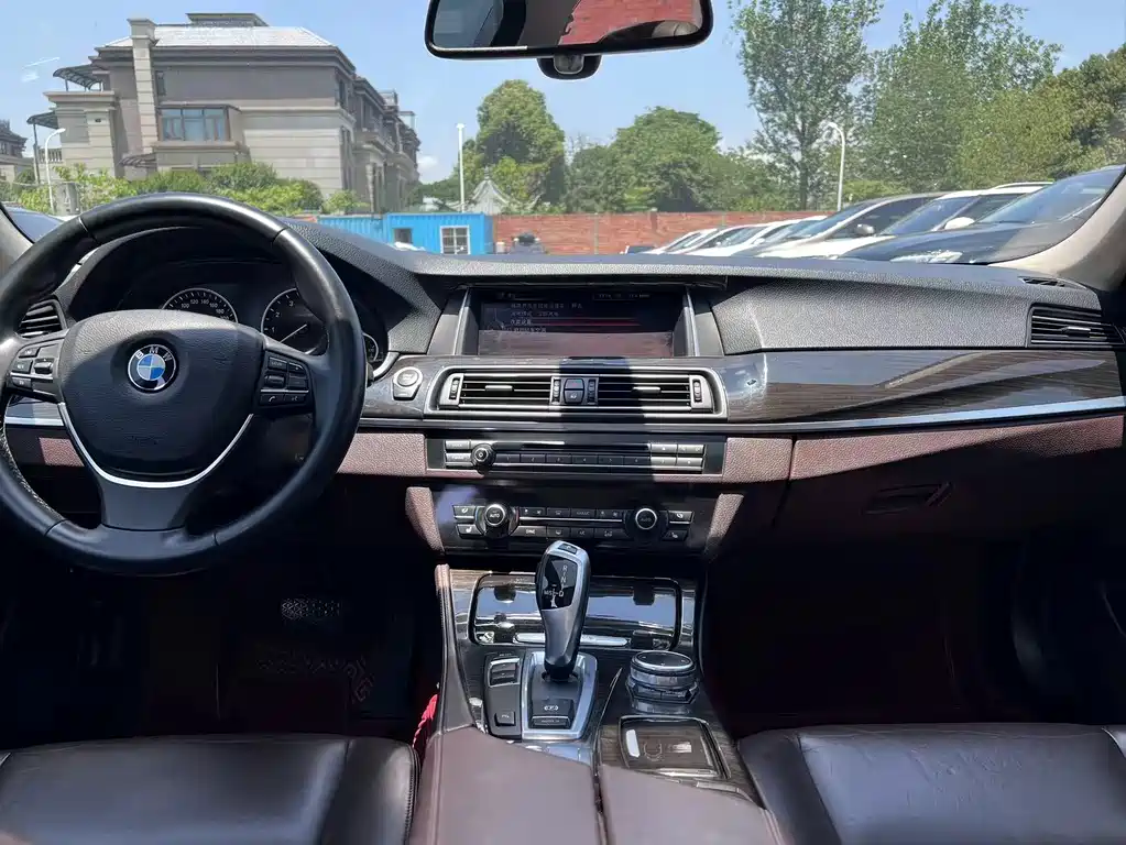 BMW 5 Series New Energy 2016 — фото 11