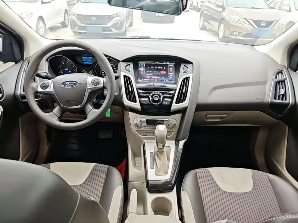 Ford Focus 2014 — фото 10
