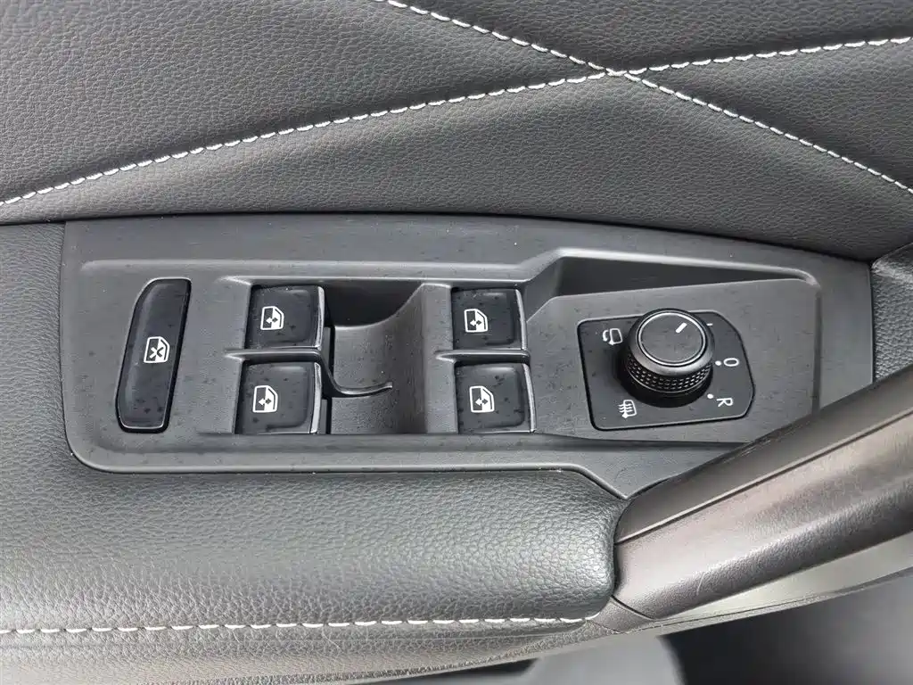Volkswagen Tiguan L PHEV 2023 — фото 9