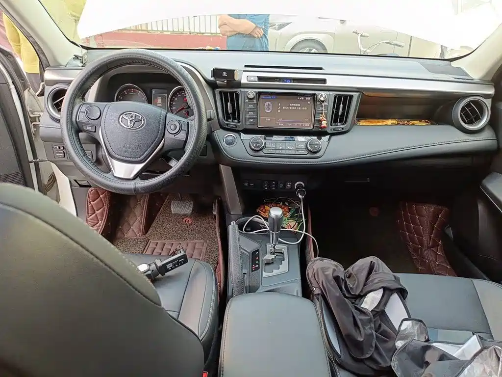 Toyota RAV4 2017 — фото 13