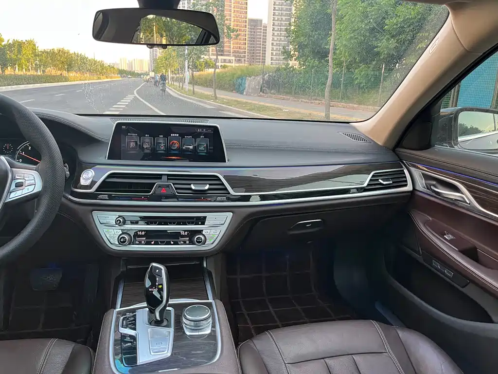 BMW 7 Series 2017 — фото 9