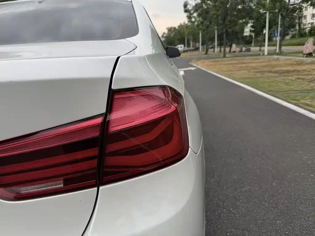 BMW 3 Series 2018 — фото 20