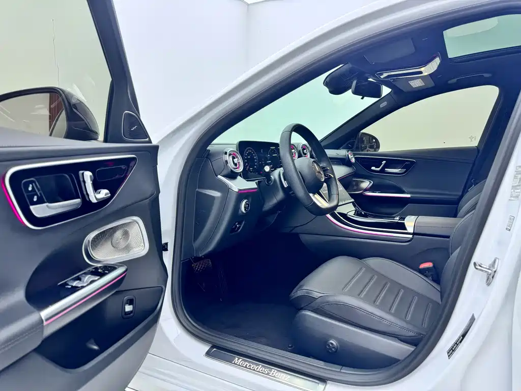Mercedes-Benz C-Class 2024 — фото 4