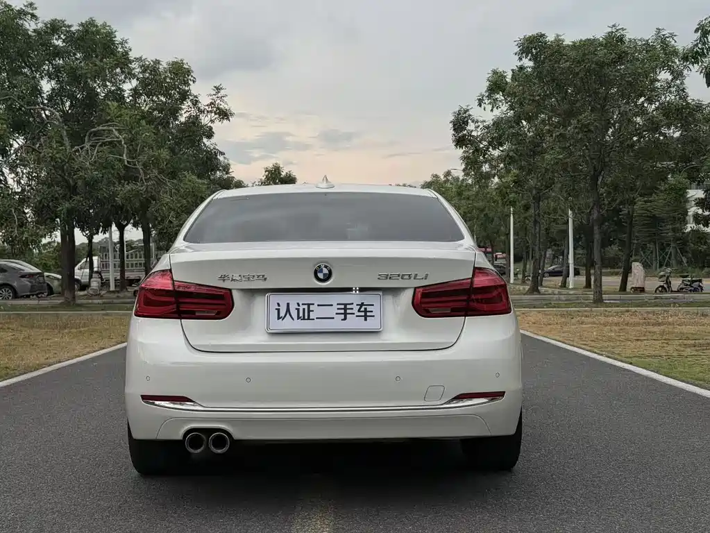 BMW 3 Series 2018 — фото 23