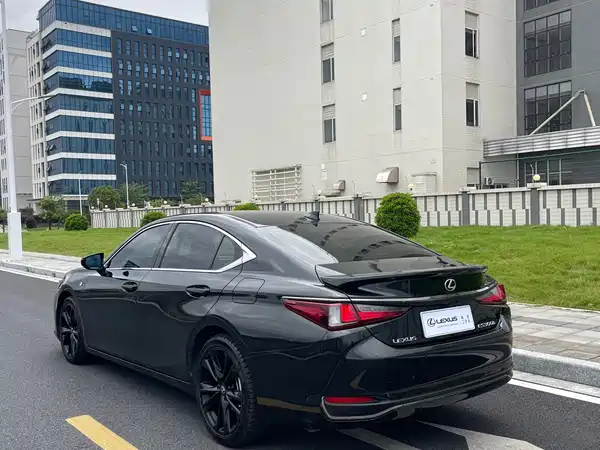 Lexus ES 2022