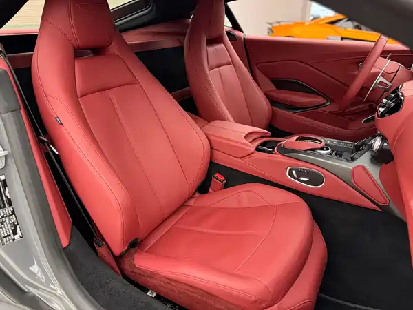 Aston Martin V8 Vantage 2022