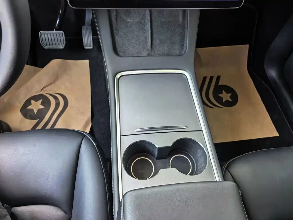 Tesla Model Y 2023 — фото 10