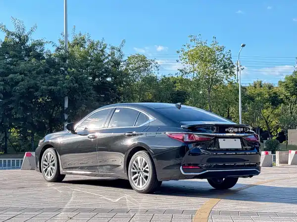Lexus ES 2024