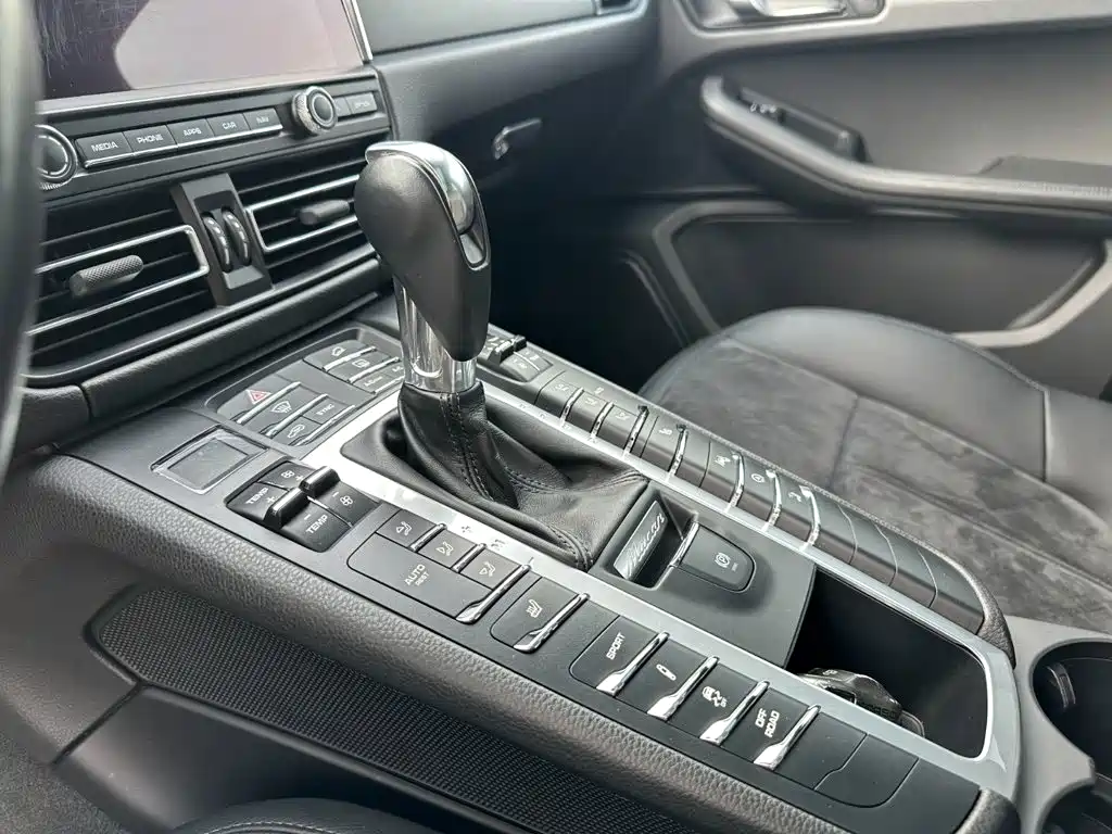 Porsche Macan 2020 — фото 15