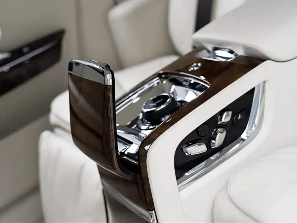 Rolls-Royce Phantom 2018 — фото 12