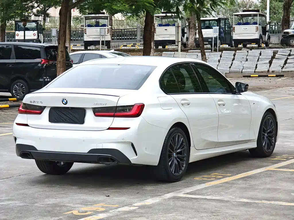 BMW 3 Series 2019 — фото 16