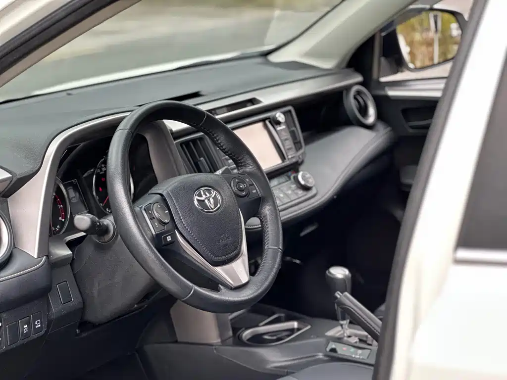 Toyota RAV4 2017 — фото 5