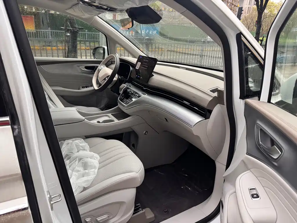 Roewe iMAX8 New Energy — фото 8