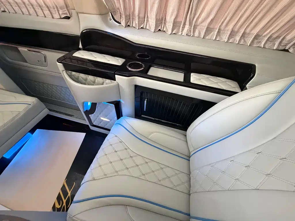 Mercedes-Benz V-Class 2018 — фото 24