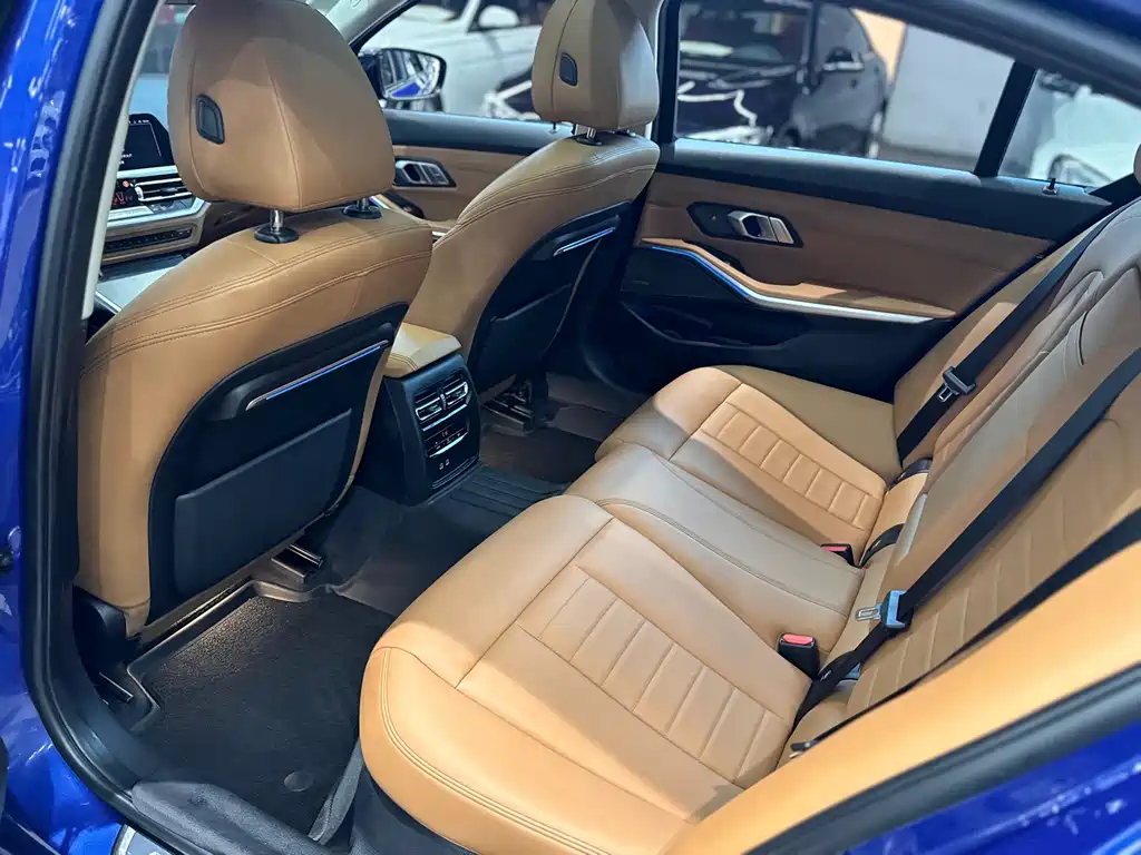 BMW 3 Series 2019 — фото 18