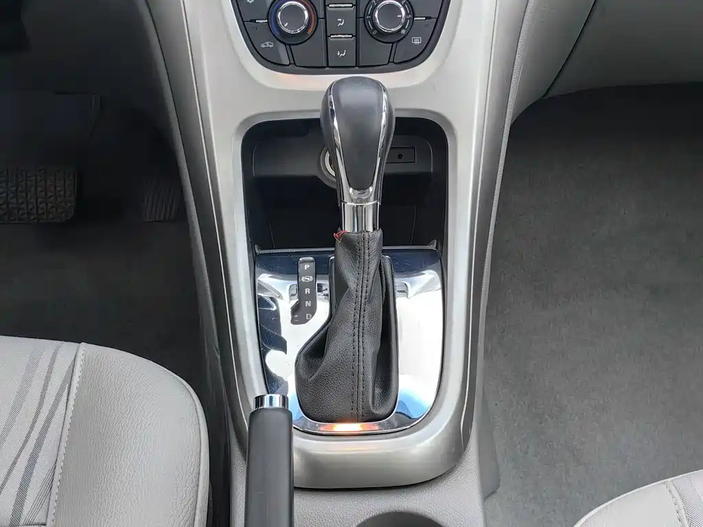 Buick Excelle 2012 — фото 13