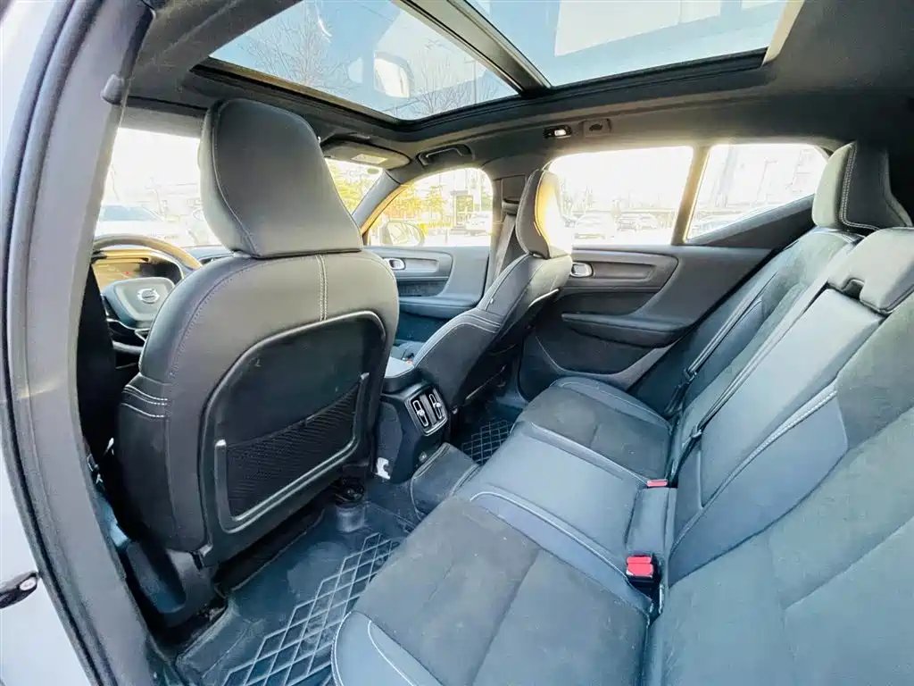 Volvo XC40 NEV 2023 — фото 12