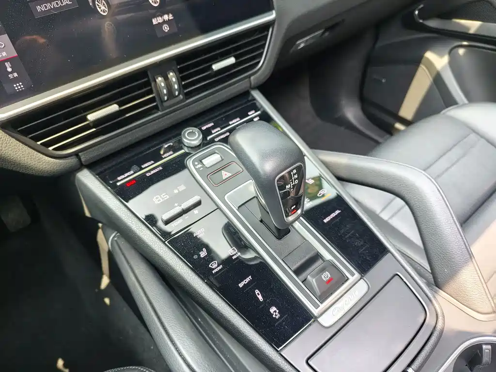 Porsche Cayenne 2019 — фото 16