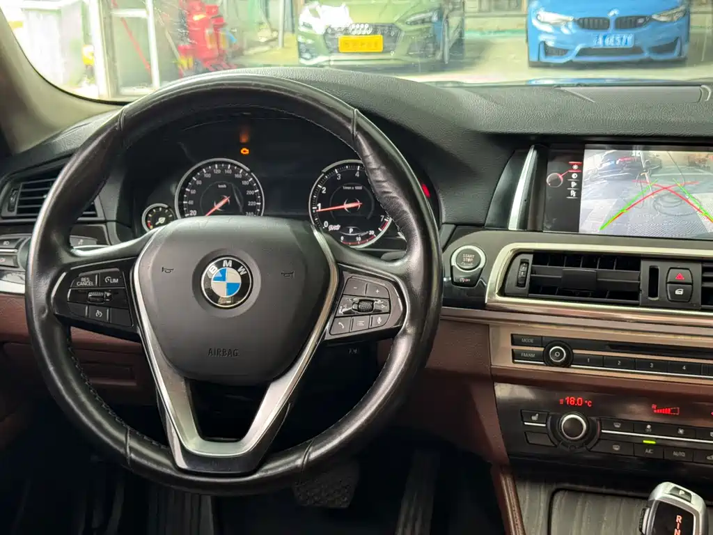 BMW 5 Series 2015 — фото 11