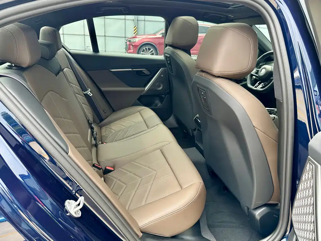 BMW 5 Series 2025 — фото 11