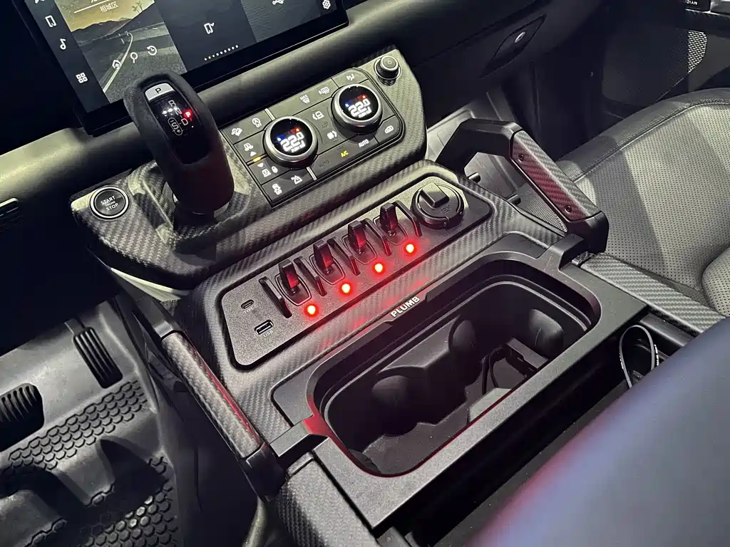 Land Rover Defender 2023 — фото 12