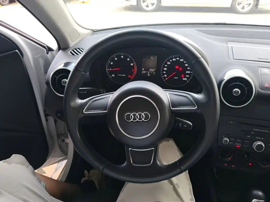 Audi A1 2014 — фото 11
