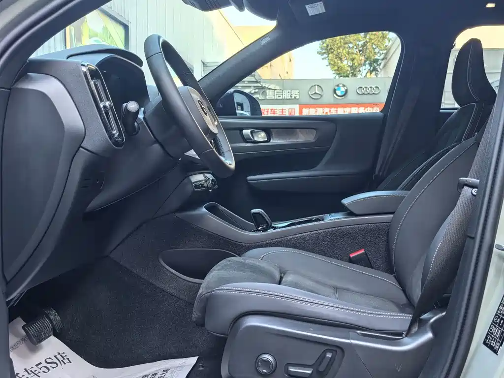 Volvo XC40 New Energy 2023 — фото 10