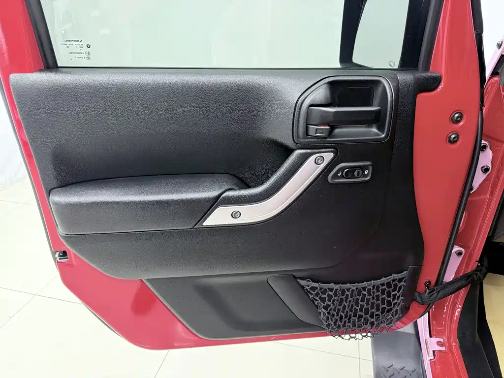 Jeep Wrangler 2018 — фото 12